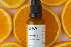 Огляд сироватки з вітаміном С — Q+A Vitamin C Brightening Serum