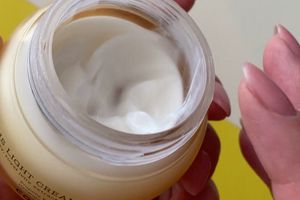 Найкращий крем для комбінованої шкіри, схильної до акне: Cosrx Propolis Light Cream