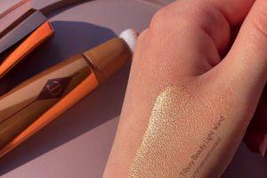Хайлайтер Beauty Light Wand у відтінку Spotlight — «чарівна паличка» від Charlotte Tilbury!