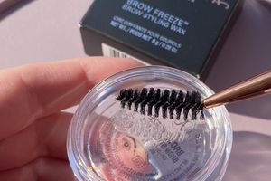 Трендовий ефект «soap brows» з воском для брів Brow Freeze Styling Wax від Anastasia Beverly Hills!